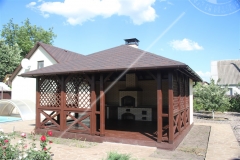 Квадратная беседка с четырехскатной крышей и мангалом