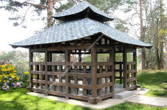 Квадратная беседка в китайском стиле с четырехскатной крышей